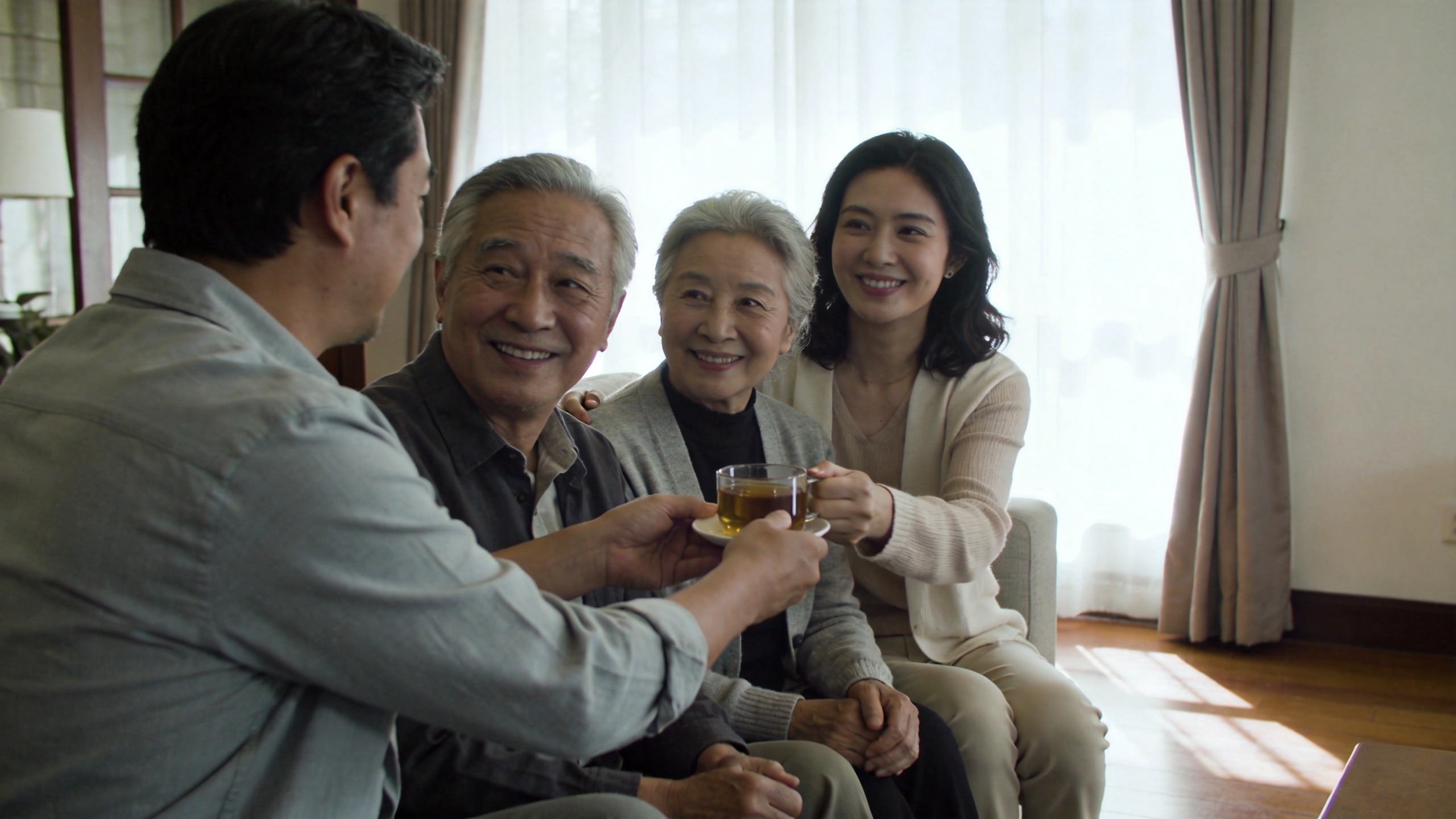 温馨的家庭场景，子女陪伴父母，体现家庭保险保障与守护。