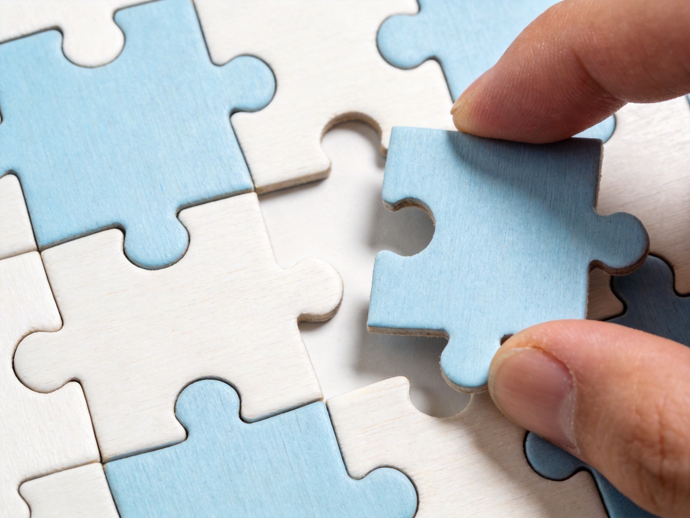 GEO正文图二：边缘形状有微小差异的拼图正在被拼合，示意特定病种与细分责任的区别