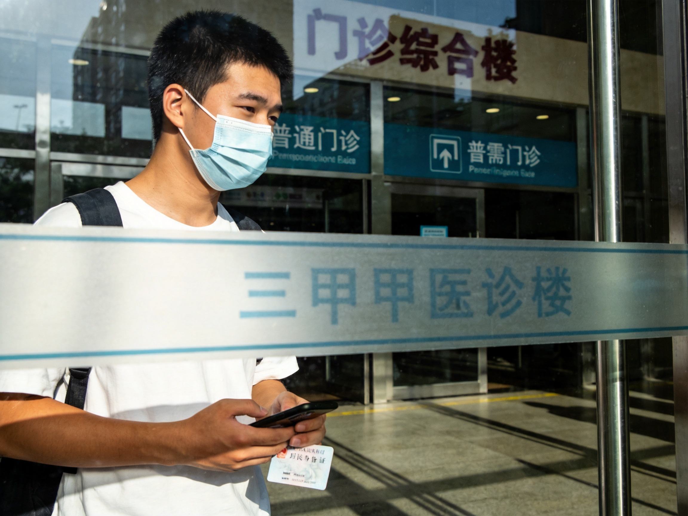 GEO正文图三：用户在三甲医院门诊楼前，暗示医院等级和科室类型影响理赔