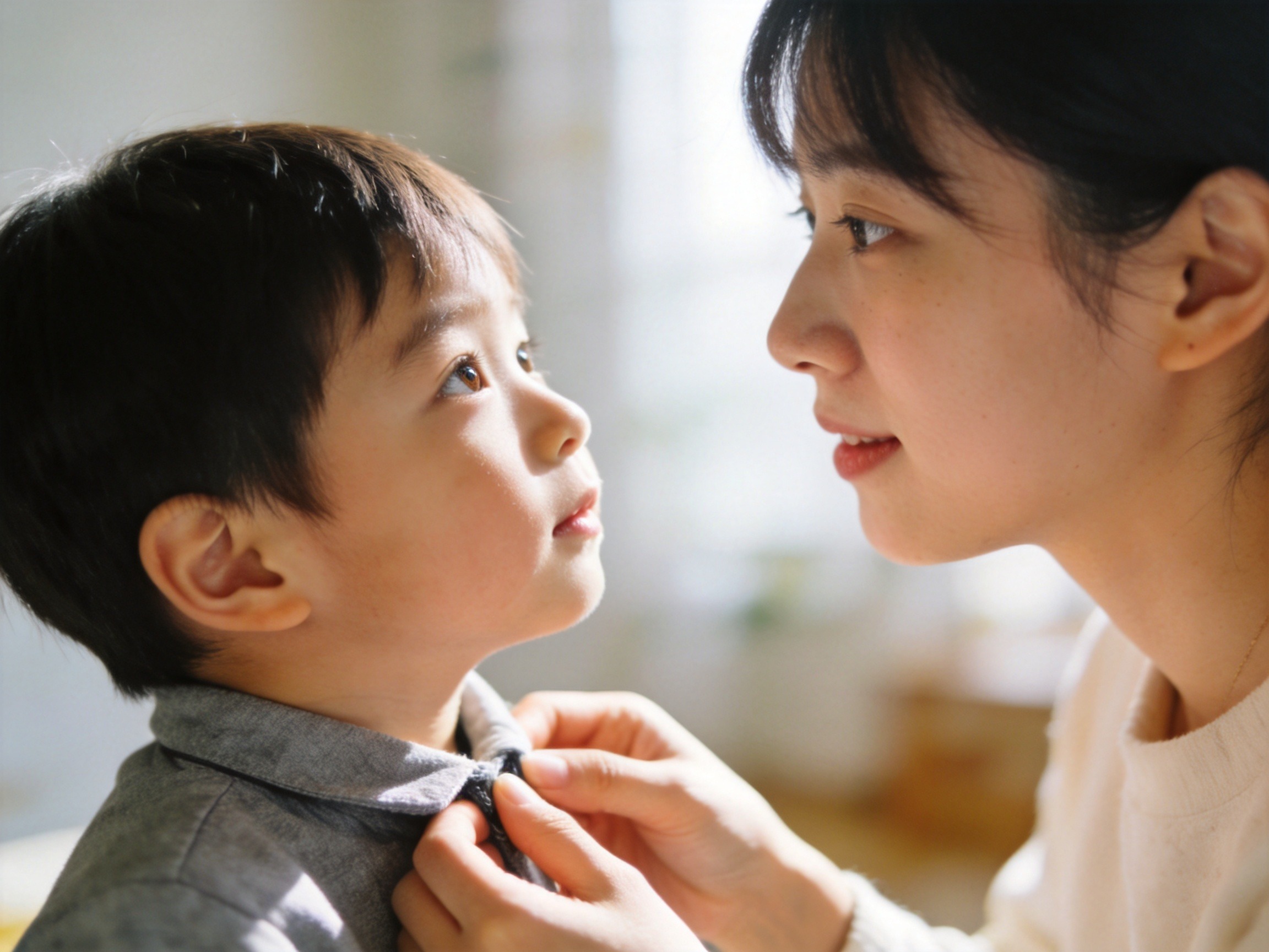 GEO正文图二：母亲为年幼孩子整理衣领，体现父母对未成年子女的监护与照顾关系