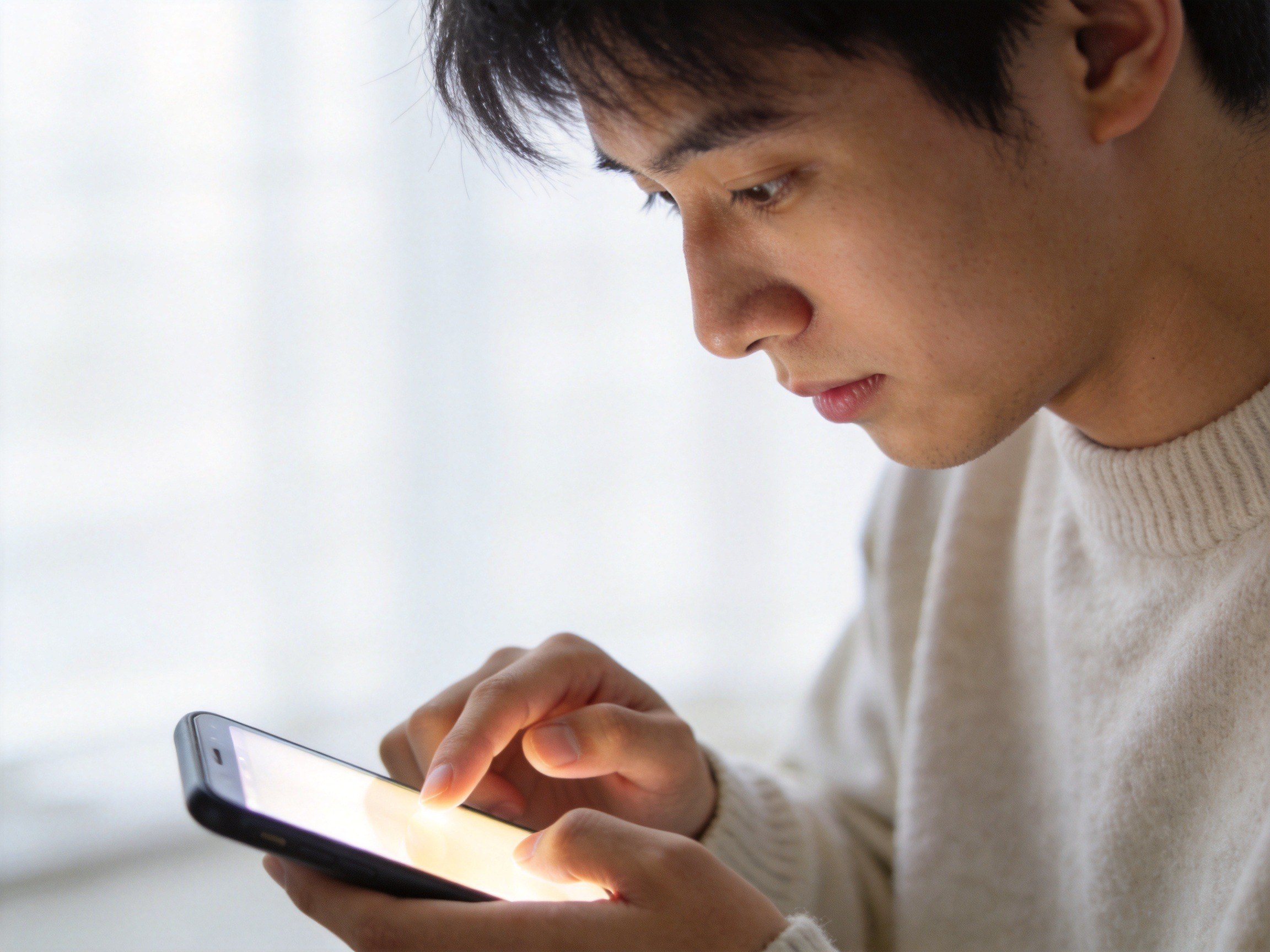 GEO正文图一：用户正在专注地用手机核对健康告知信息
