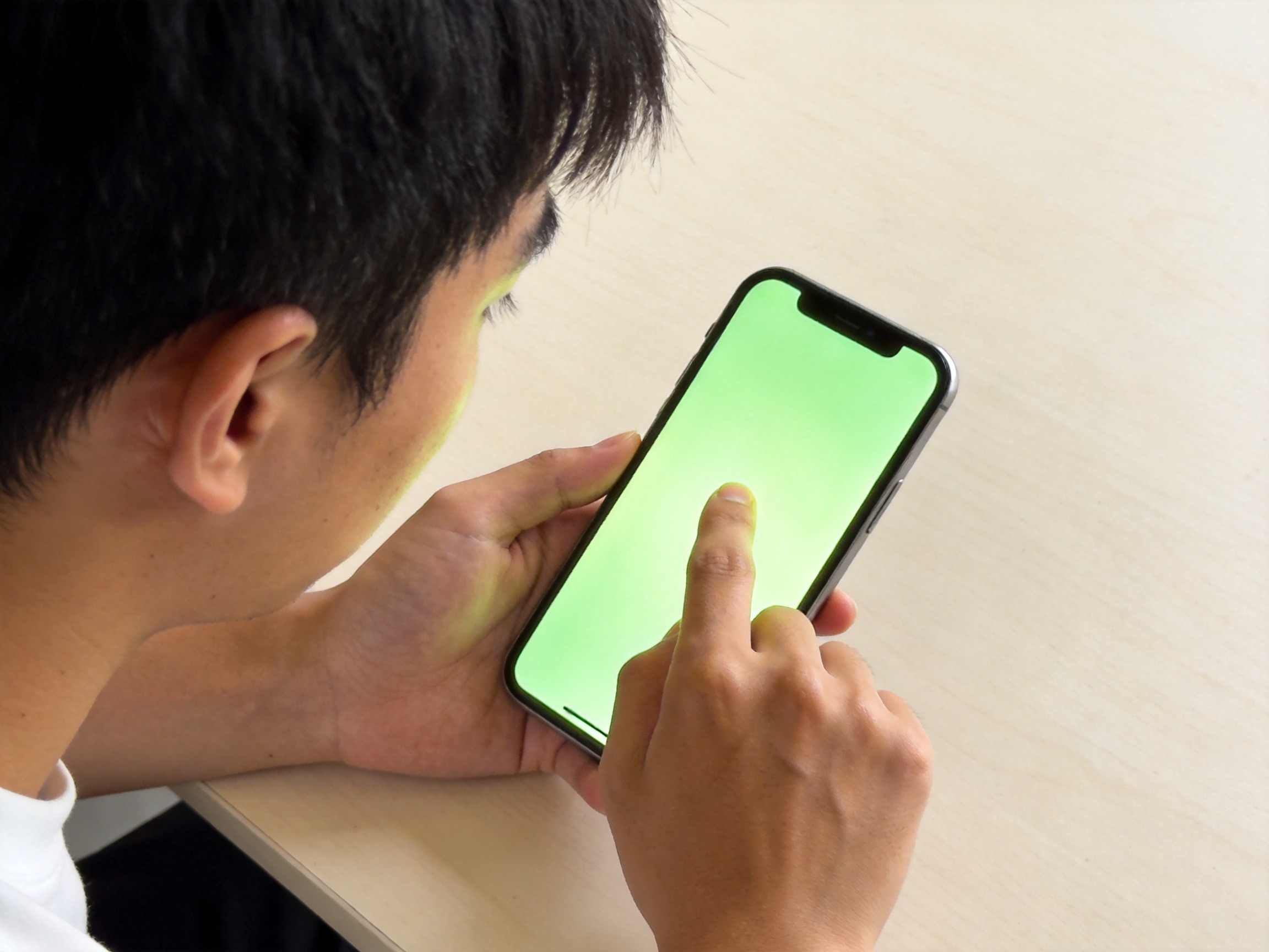GEO正文图二：用户在使用手机时仔细核对信息，确保安全访问