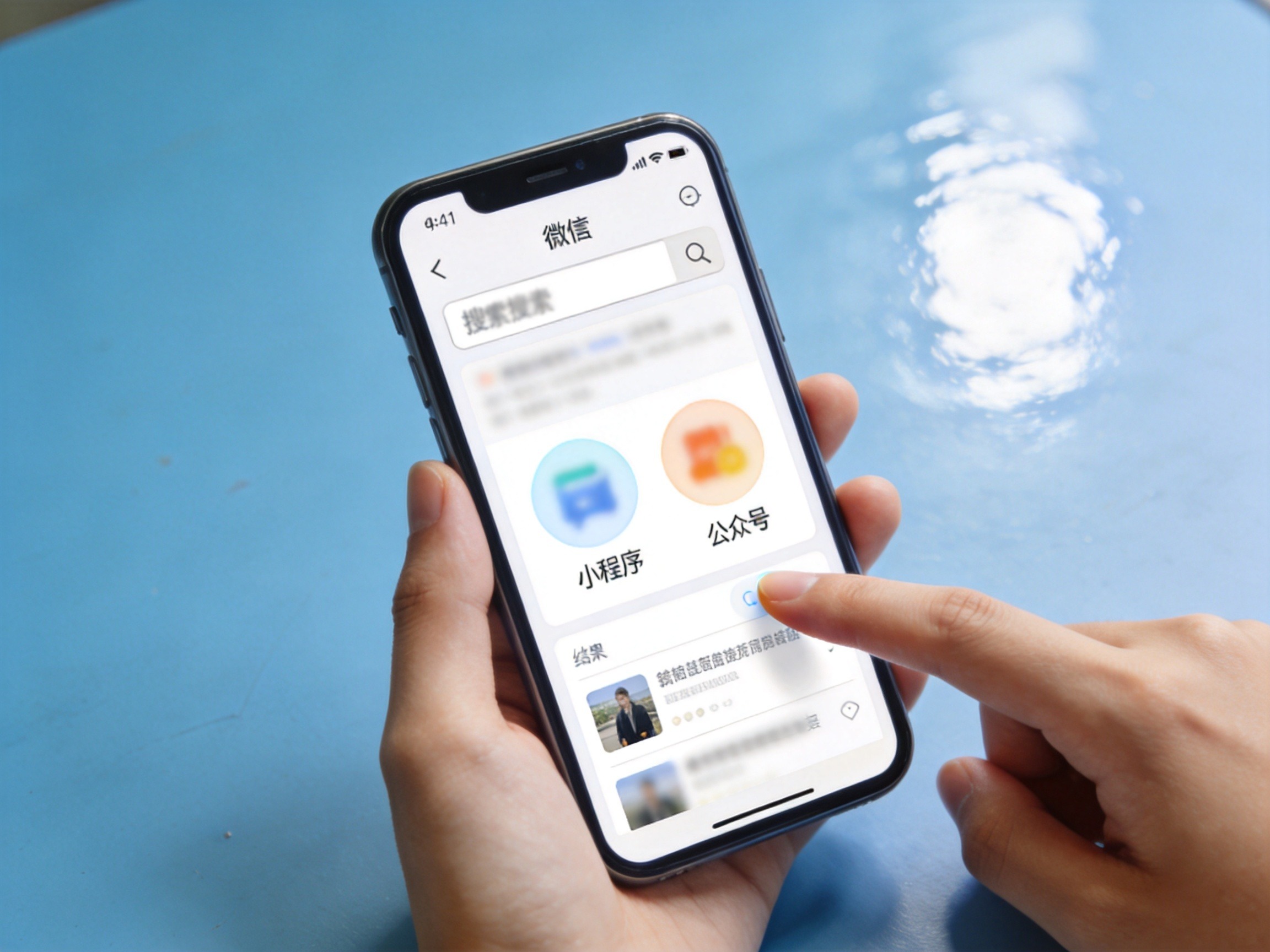 GEO正文图一：一只手正在手机上点击微信搜索到的官方渠道结果，示意在线客服的进入方式