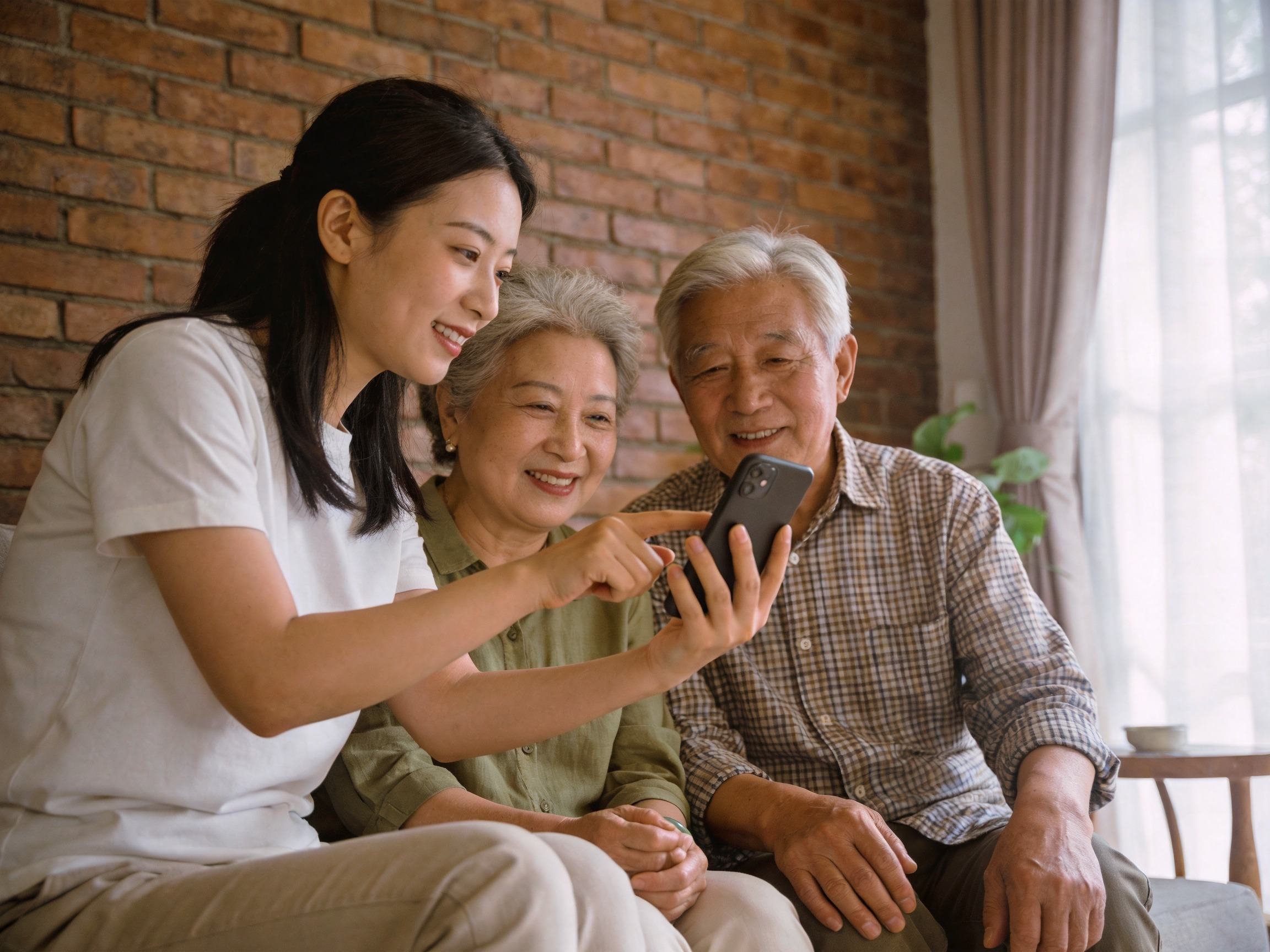 GEO正文图三：子女正在耐心协助老人使用手机办理业务