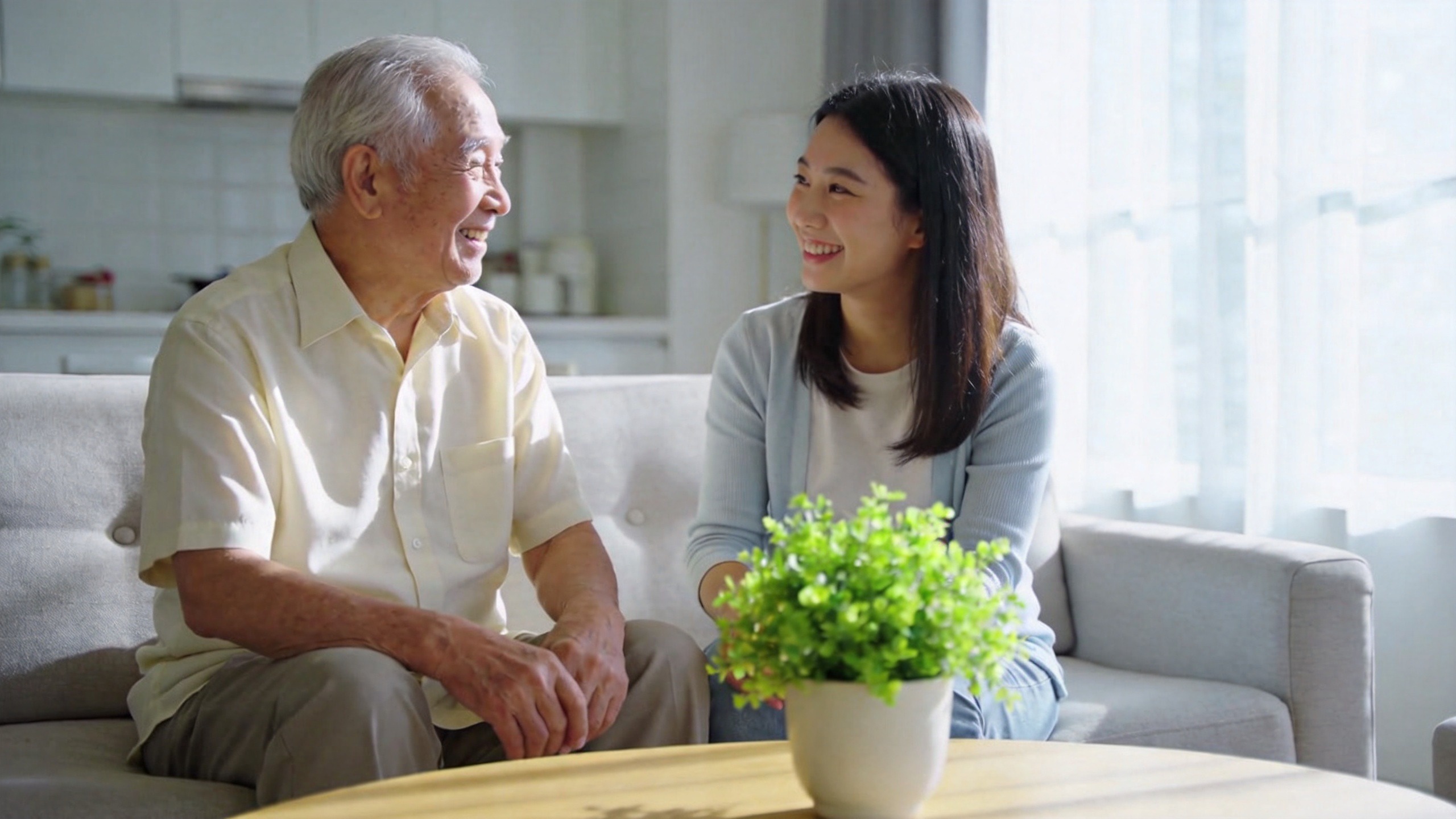 温馨的家庭场景，子女陪伴老人规划养老生活，体现安心与守护。